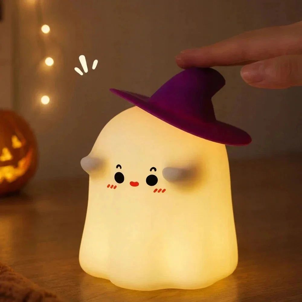 Halloween Nachtlicht Geist mit RGB LED, USB-C Akku, Touch-Steuerung & 30-Minuten-Timer – Silikon Geisterlampe mit Hexenhut