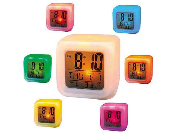 Retoo Digitaler LED Wecker mit 7-Farben-Lichtwechsel – LCD Alarmuhr mit Thermometer, Kalender, Datum & Schlummerfunktion