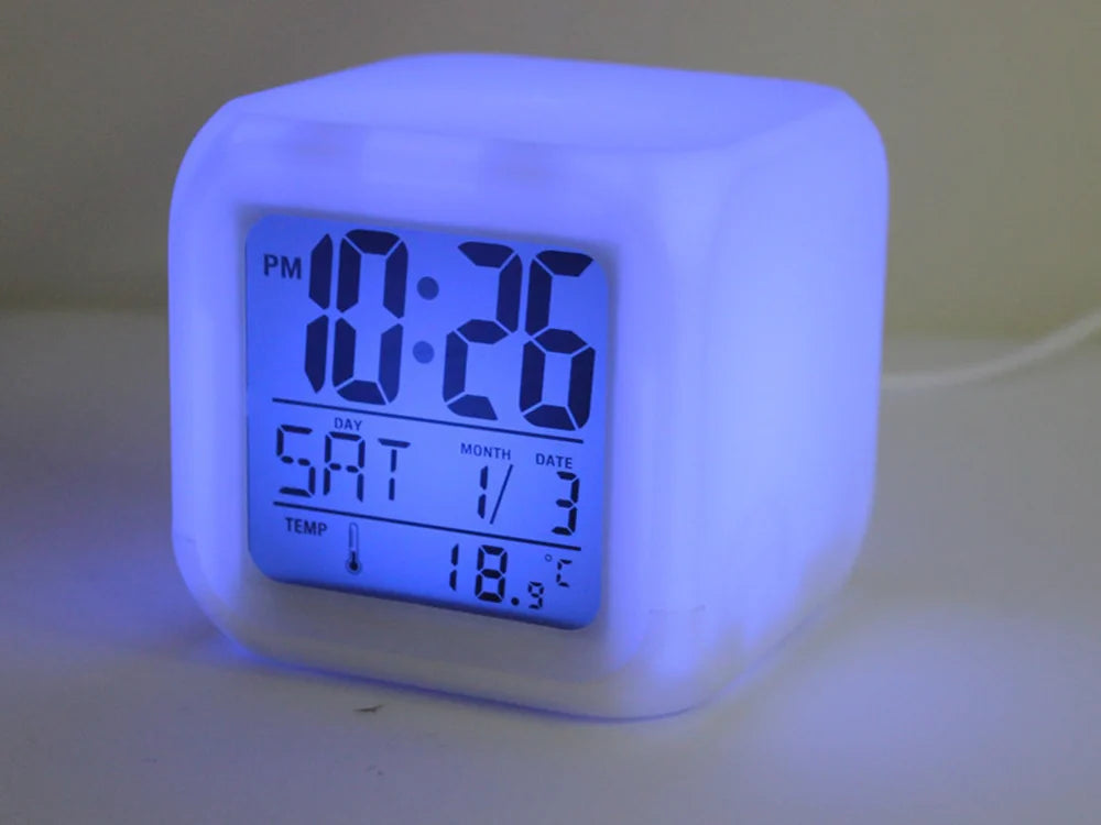 Retoo Digitaler LED Wecker mit 7-Farben-Lichtwechsel – LCD Alarmuhr mit Thermometer, Kalender, Datum & Schlummerfunktion
