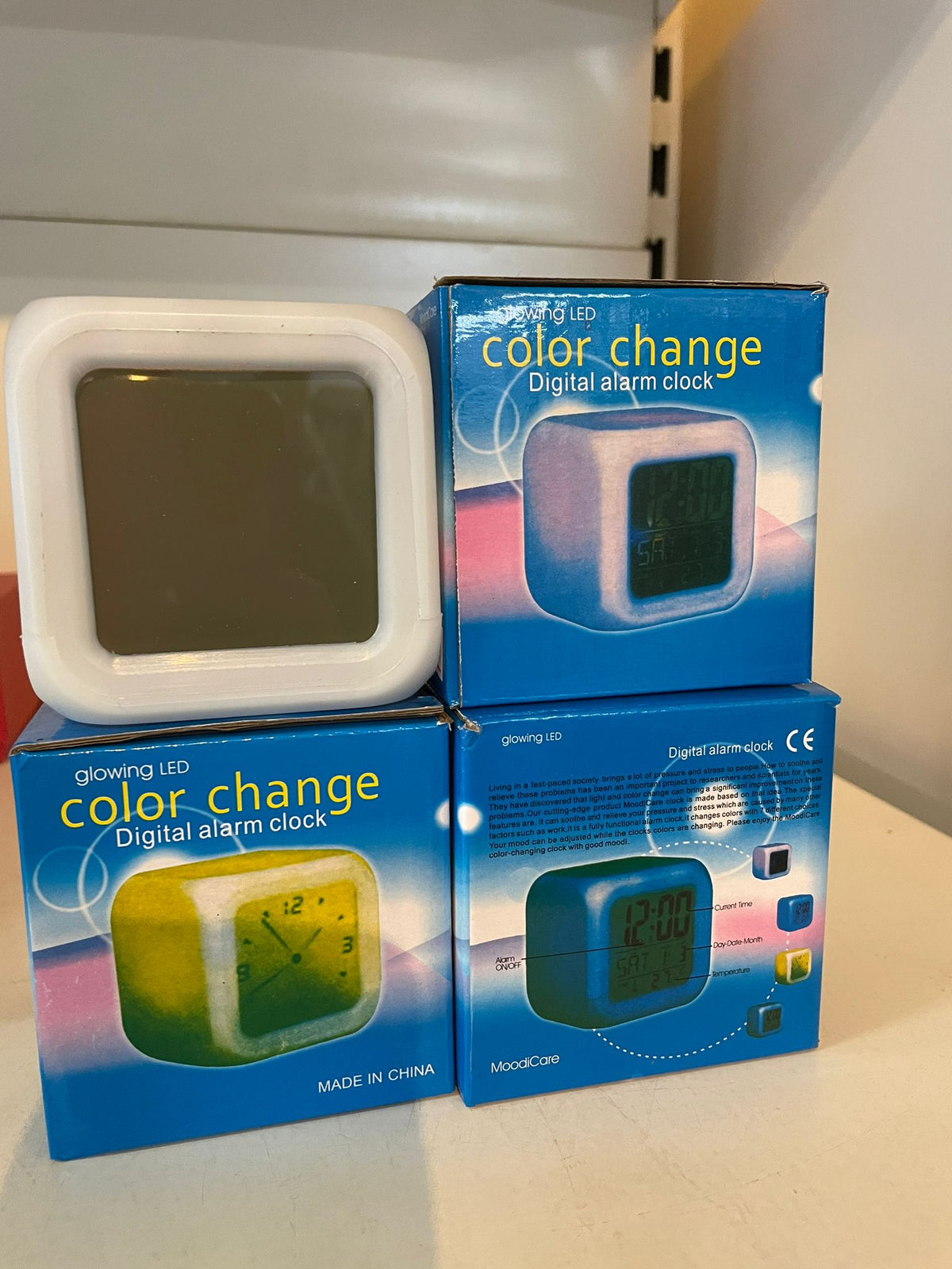 LED Digital Wecker mit LCD Display, Thermometer, Kalender und 7 Farben Farbwechsel Alarmuhr     8435507856041